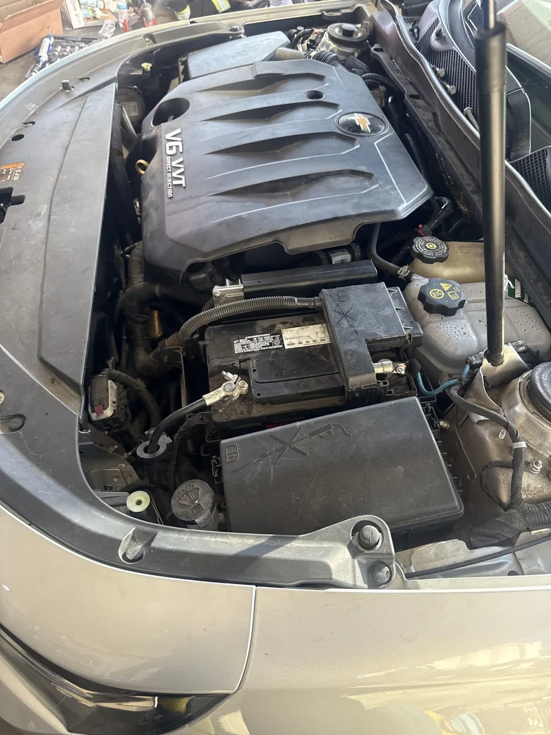 A V6 bay with the battery and fuse box in view.
